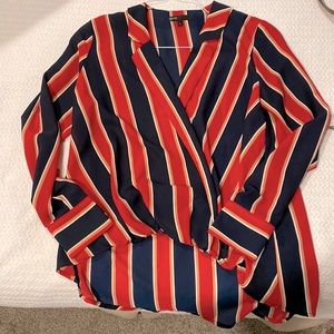 Gibson V neck pull-on blouse with cross body wrap and longer back hem, size S.